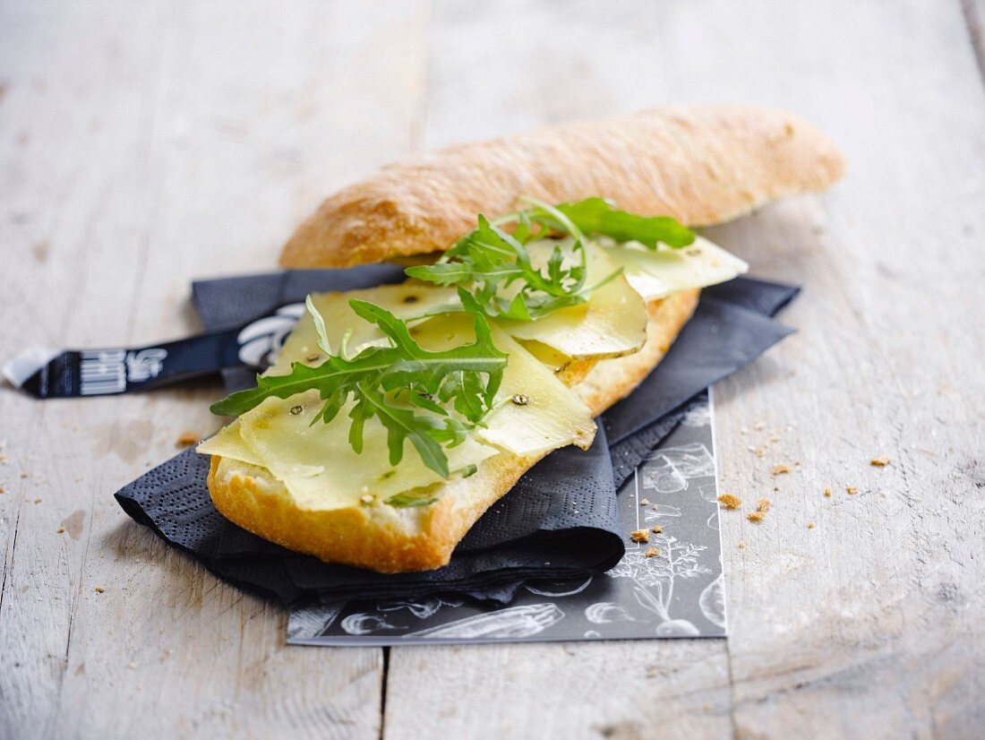 Ciabatta-Sandwich mit Tomme-Pfefferkäse und Rucola