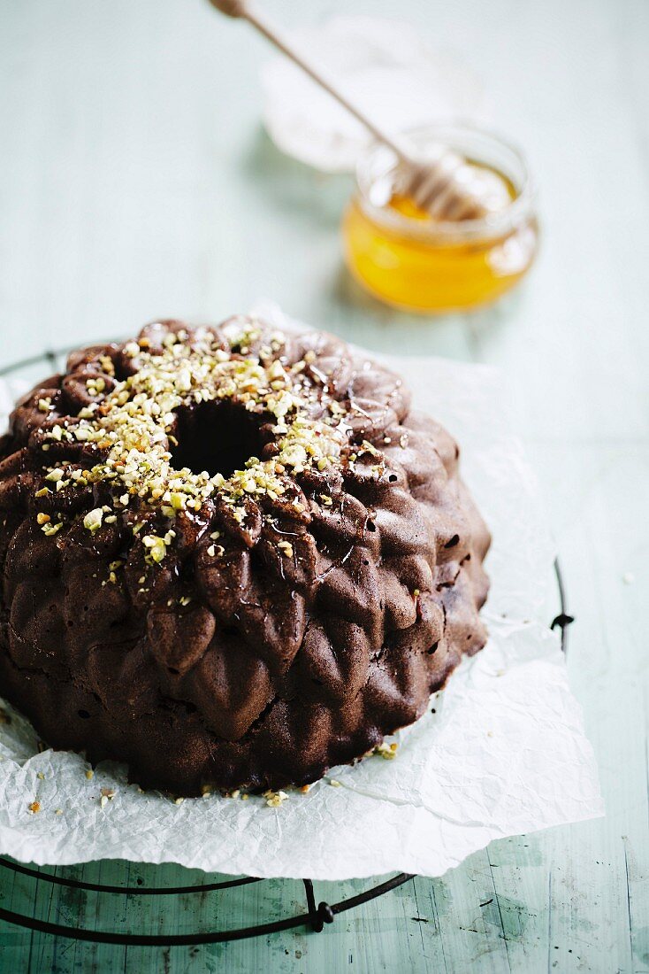 Schokoladenkuchen mit Honig und gehackten Pistazien