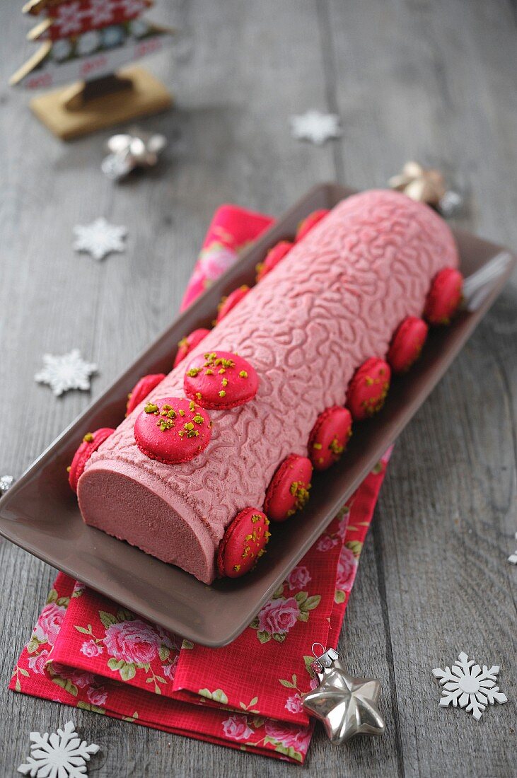 Buche (traditioneller Baumstammkuchen, Frankreich) mit Himbeeren, Zitrone und Pistazien