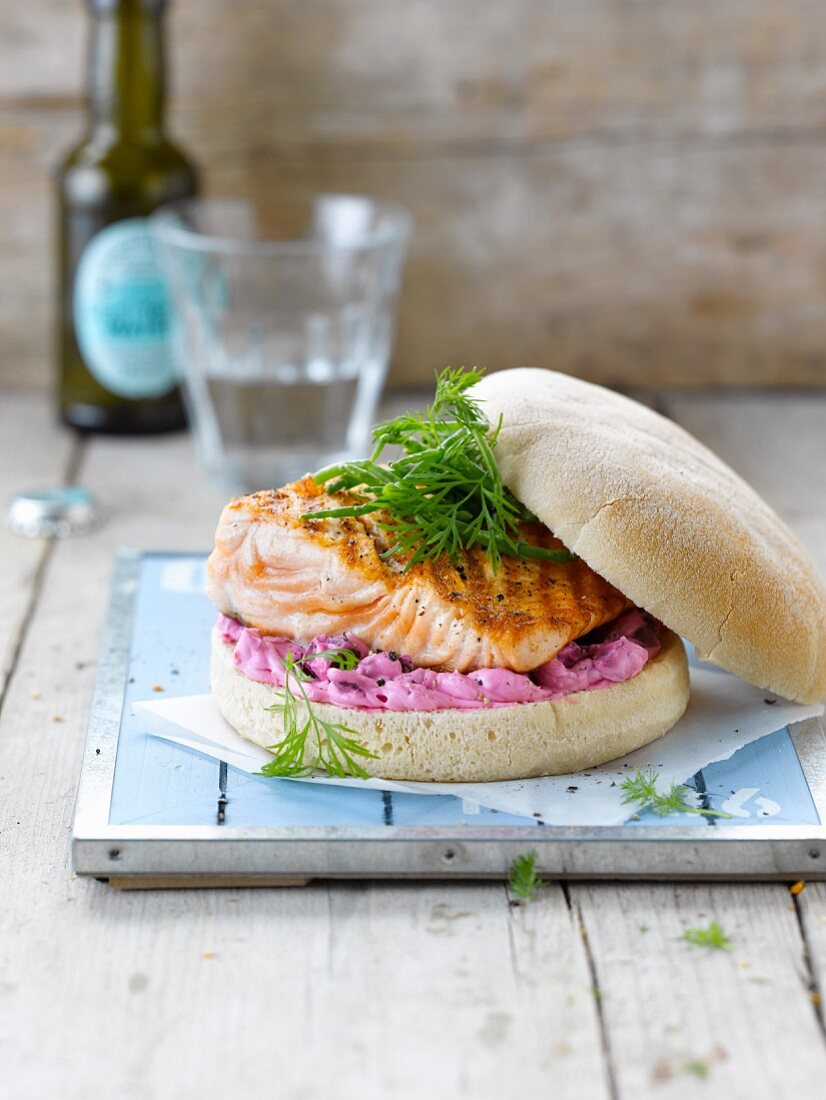 Lachs-Burger mit Rote-Bete-Mousse