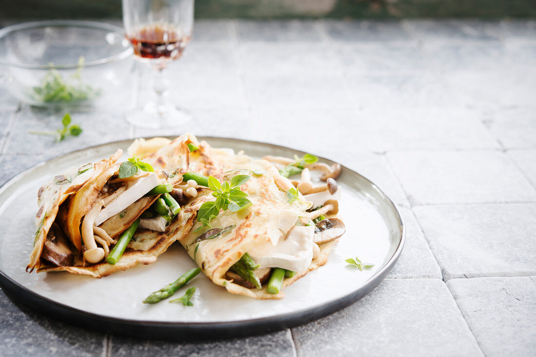 Goat's cheese pancake with green asparagus and mushrooms