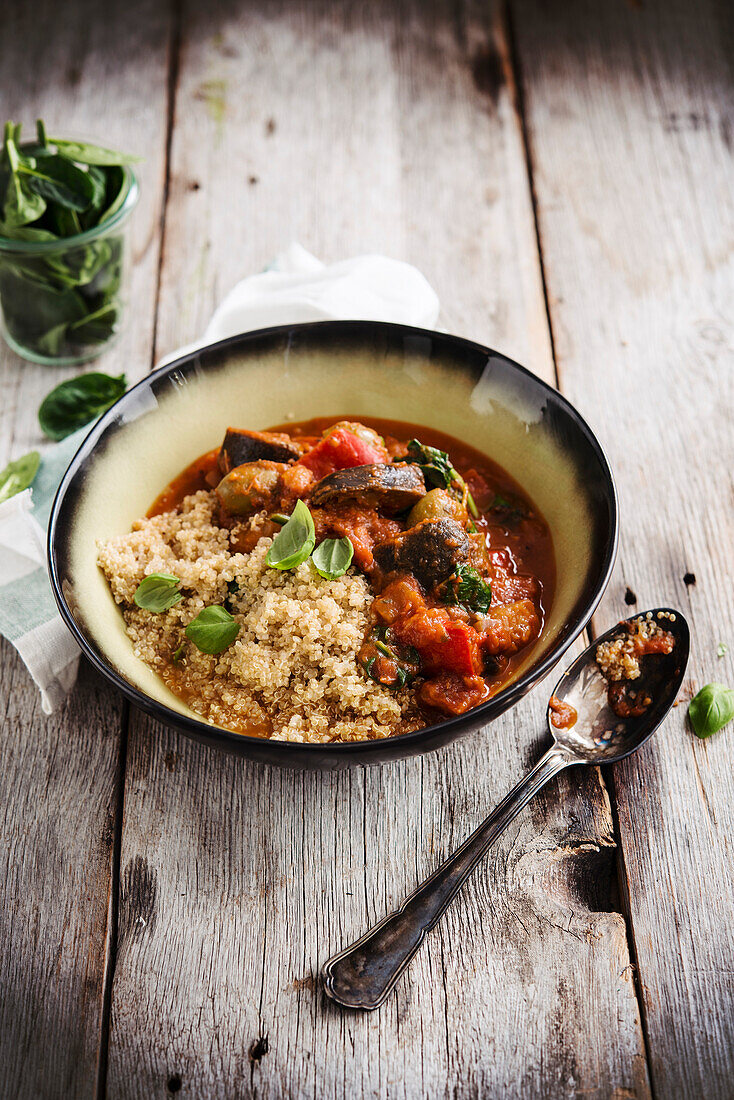 Quinoa mit Auberginen in Paprikasauce