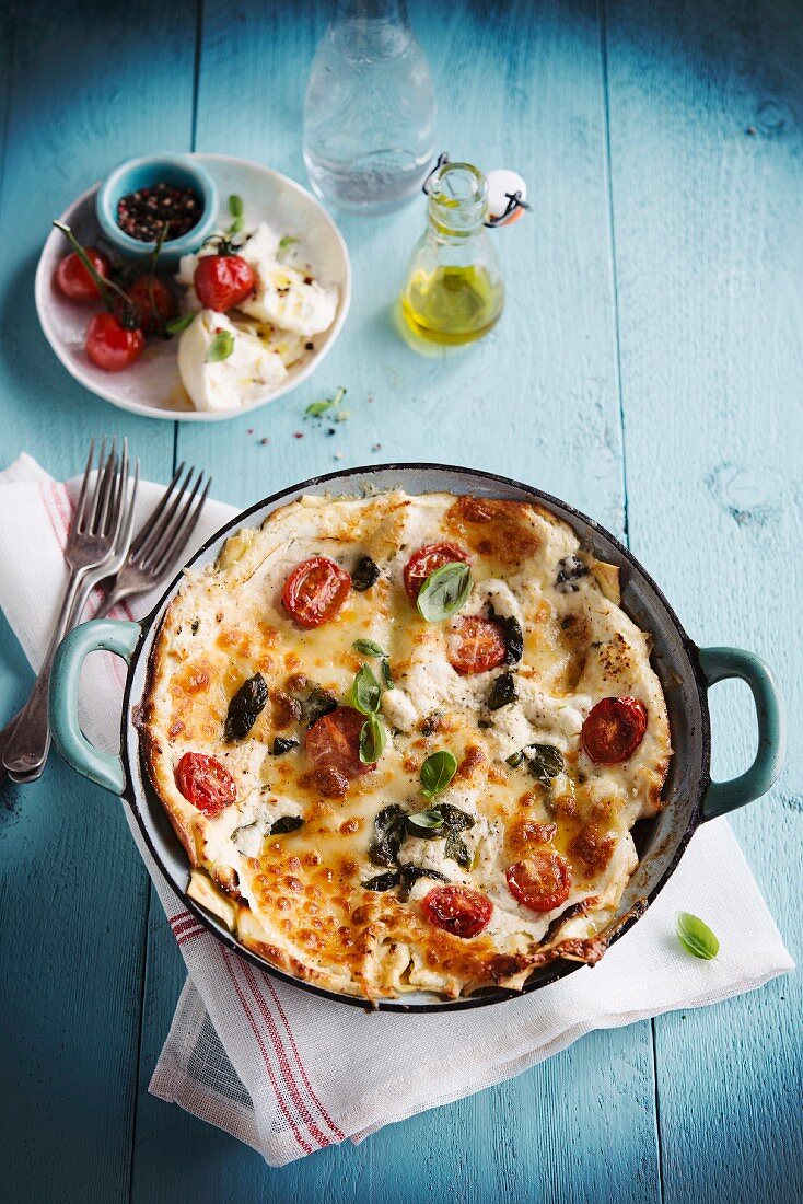 Vegetarische Lasagne mit Mozzarella und Tomaten