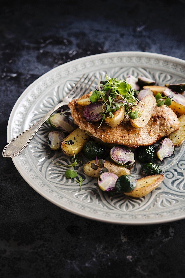 Gebratenes Putenschnitzel mit sautierten Kartoffeln und Rosenkohl