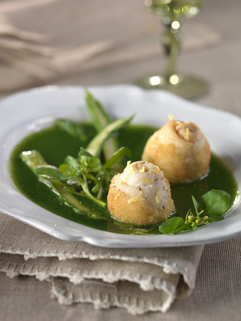 Kressesuppe mit grünen Spargelspitzen und Seezungenröllchen mit Griesskruste