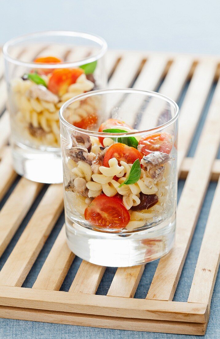 Nudelsalat mit Tomaten, Sardinen und Oliven, in Gläsern serviert