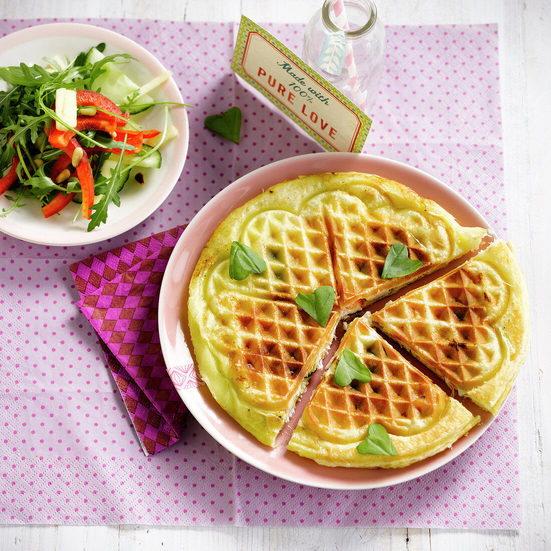 Waffel mit Frischkäse, dazu Rucola-Paprika-Salat