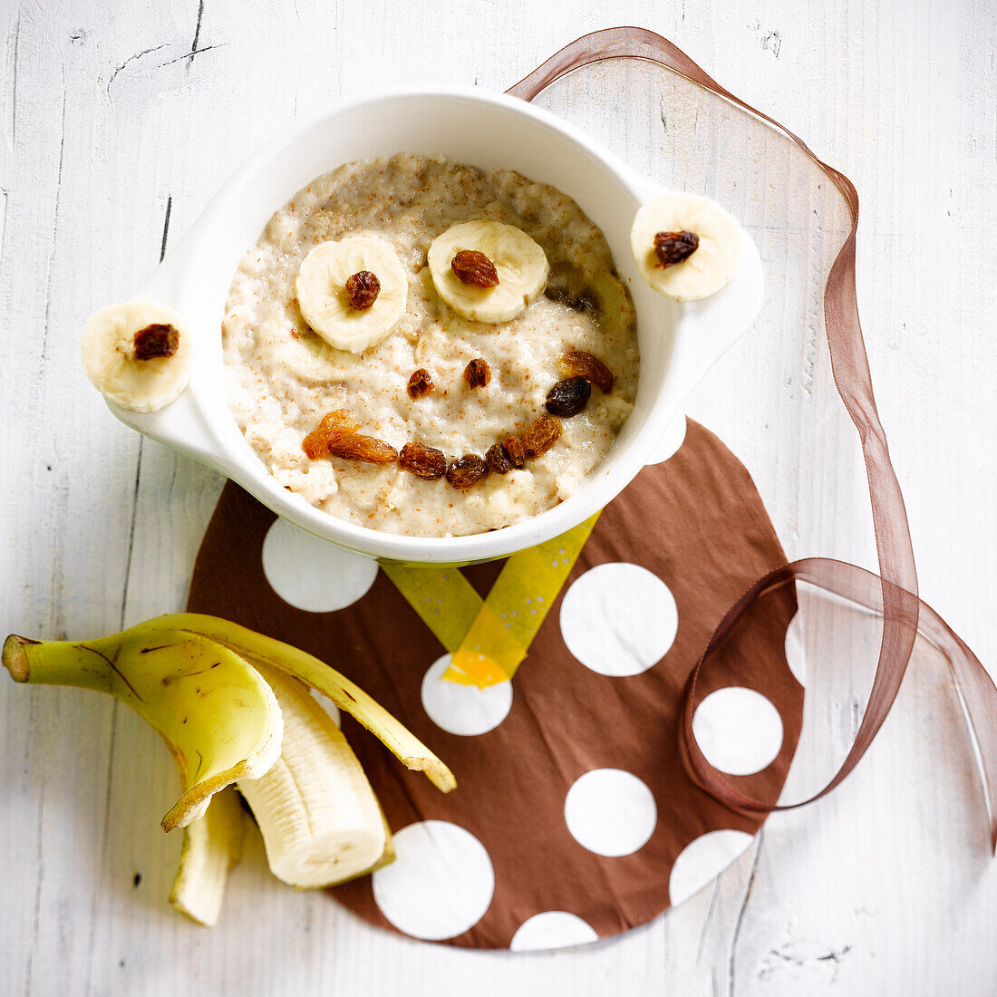 Porridge mit Bananen und Rosinen in Affenkopfform