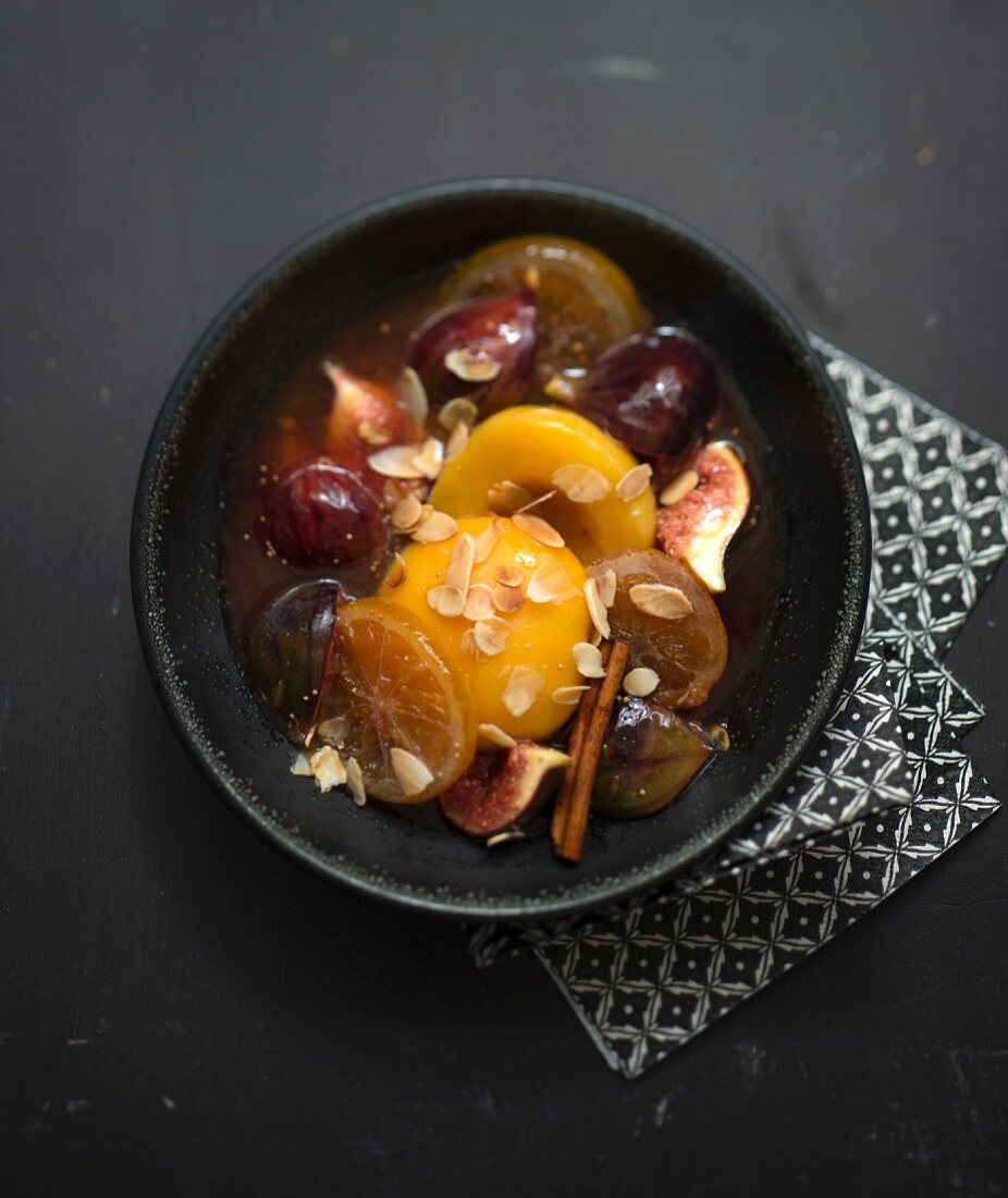 Süsse Tajine mit Feigen, Pfirsich, Zitrone und Zimt