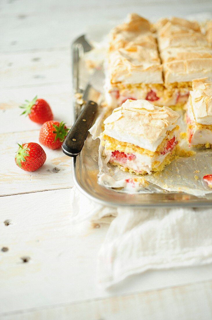 Mehrere Stücke Erdbeer-Schaumtorte