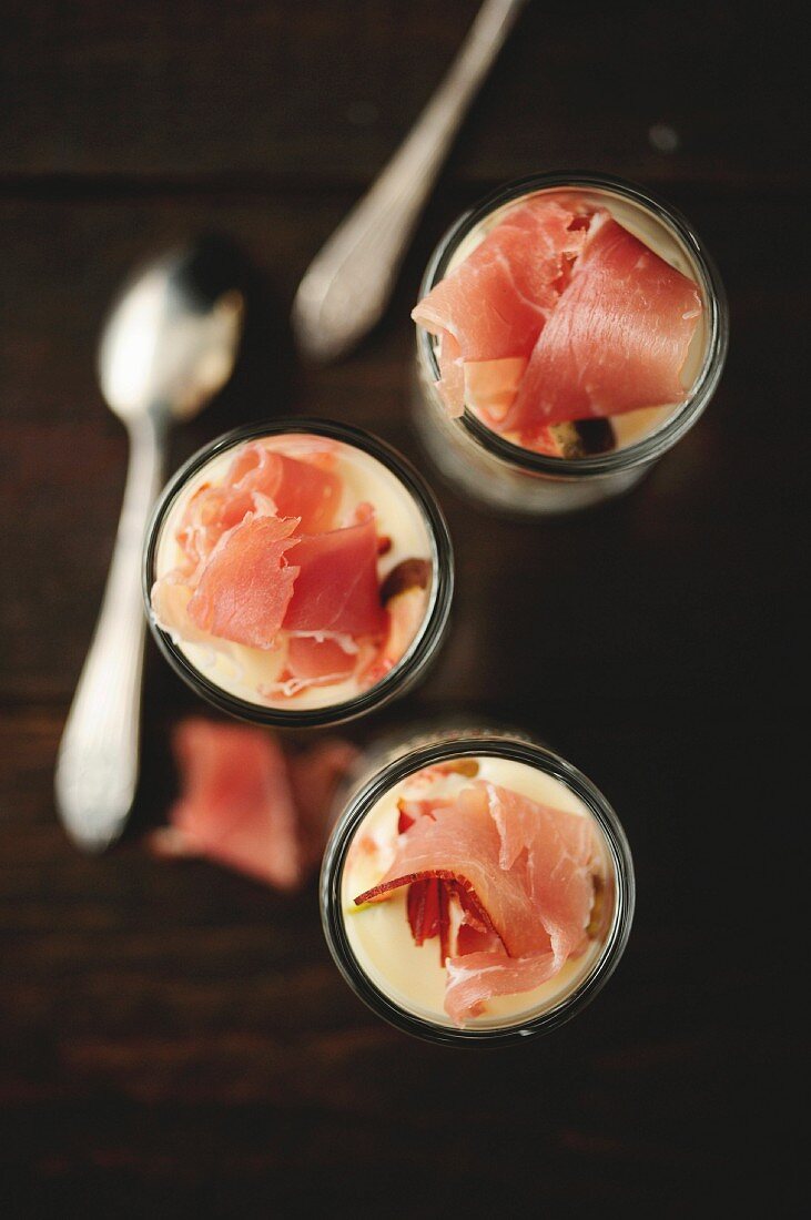 Kleine Gläschen mit griechischem Joghurt, Feigen und geräuchertem Rohschinken