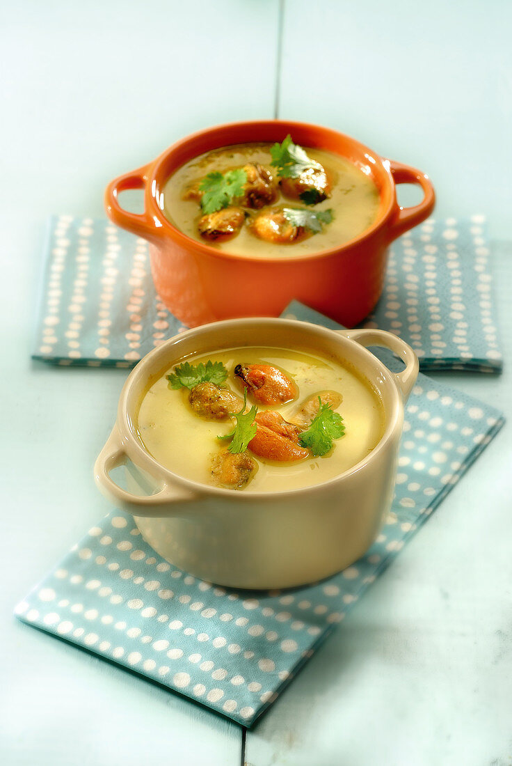 Curry-Muschelsuppe in kleinen Töpfen