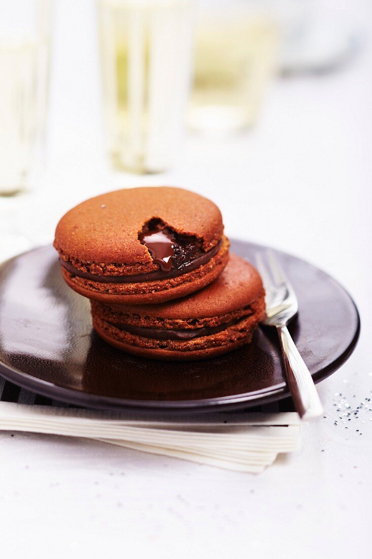 Macarons mit Schokoladenfüllung