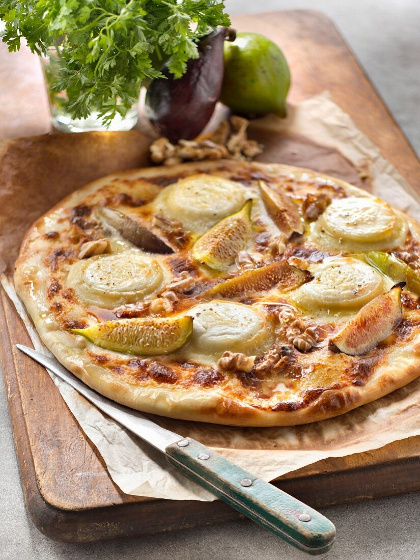 Pizza with goat cheese, figs, honey and nuts