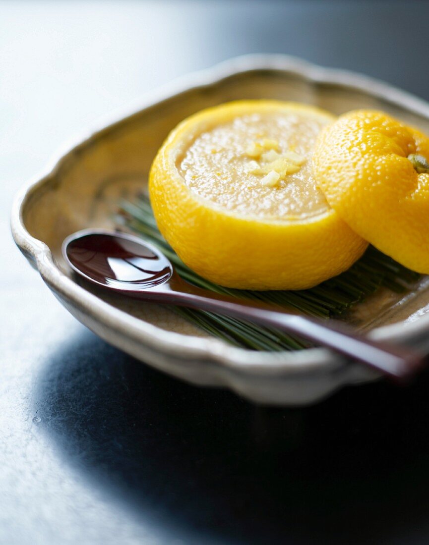 Yuzu-Zitronen-Mousse mit Ingwer