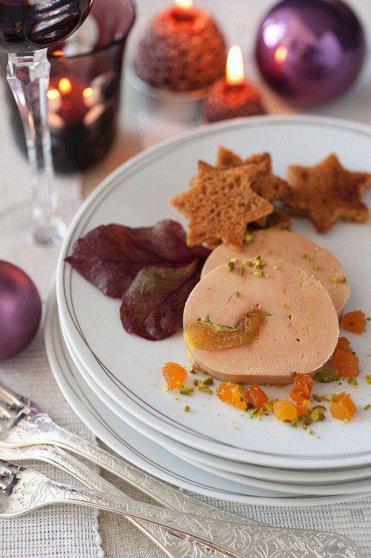 Slices of half-cooked apricot and pistachio foie gras,gingerbread stars