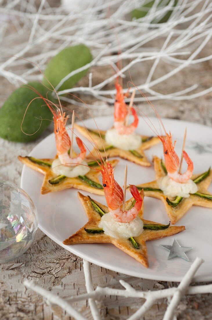 Goat's cheese,green asparagus and pink shrimp tartlet stars
