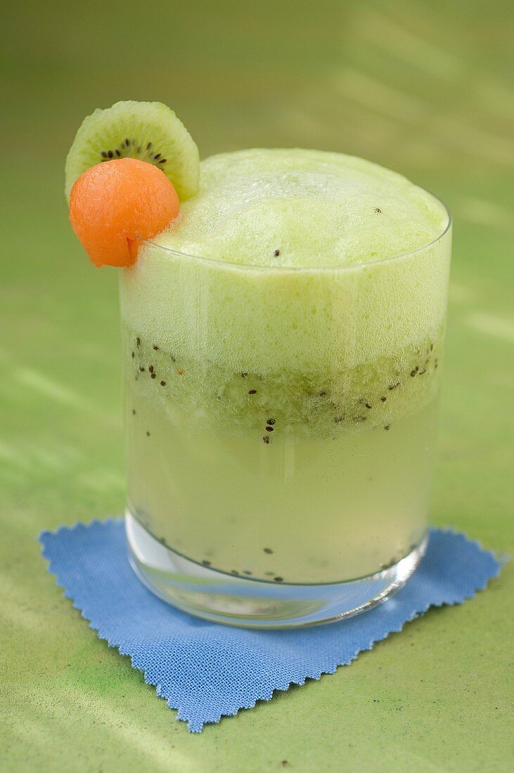 Cocktail mit Kiwi, Melone und Schweppes