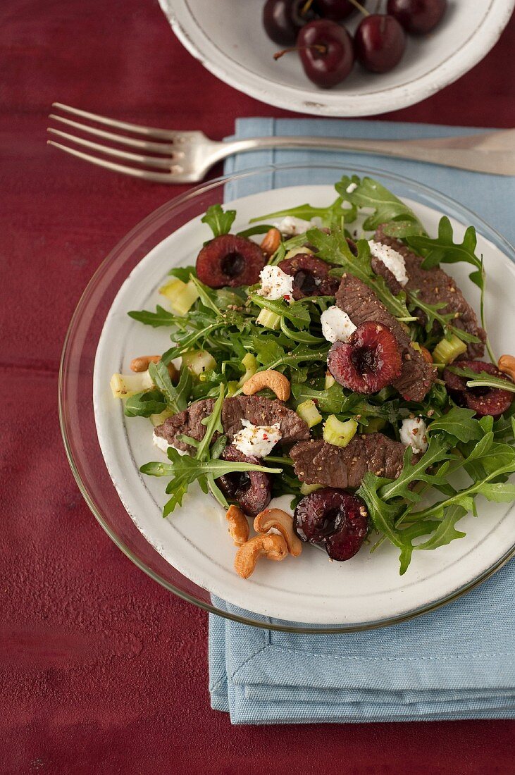 Rocket lettuce,beef,goat's cheese,cherry and cashew salad
