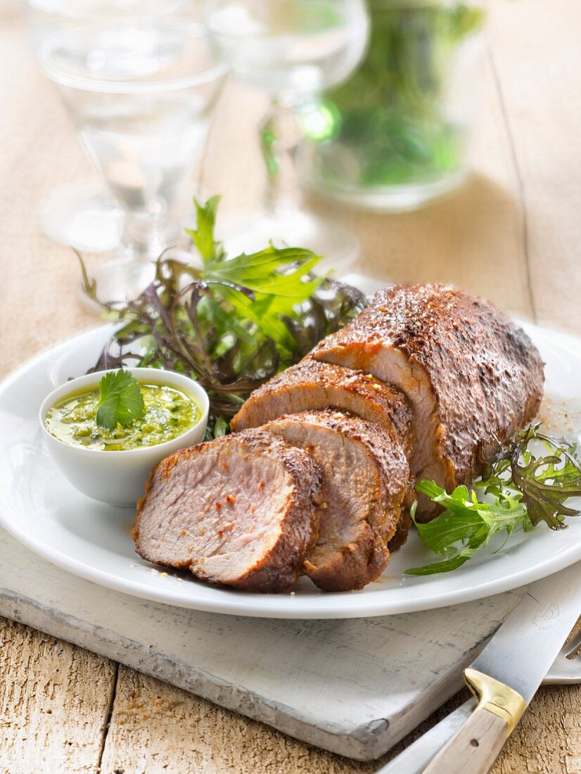 Schweinebraten mit Pesto aus Koriander und gelben Paprika