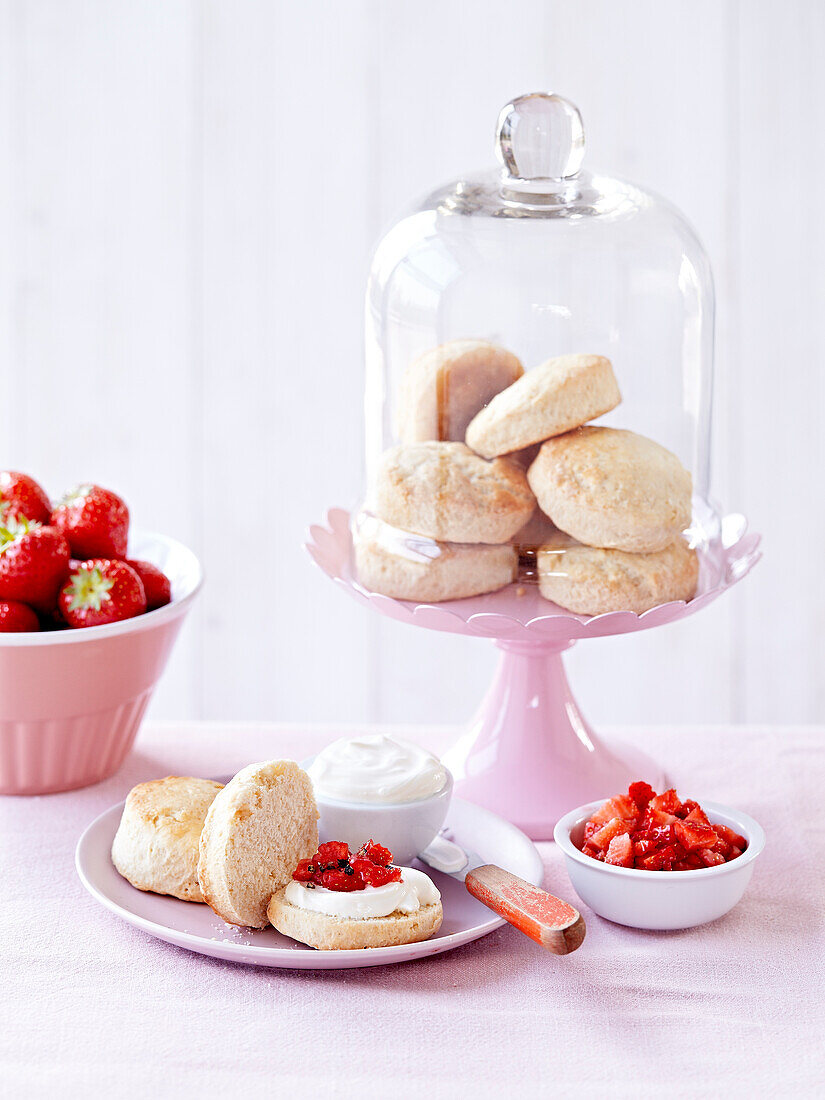 Scones mit Sahne und Erdbeertatar