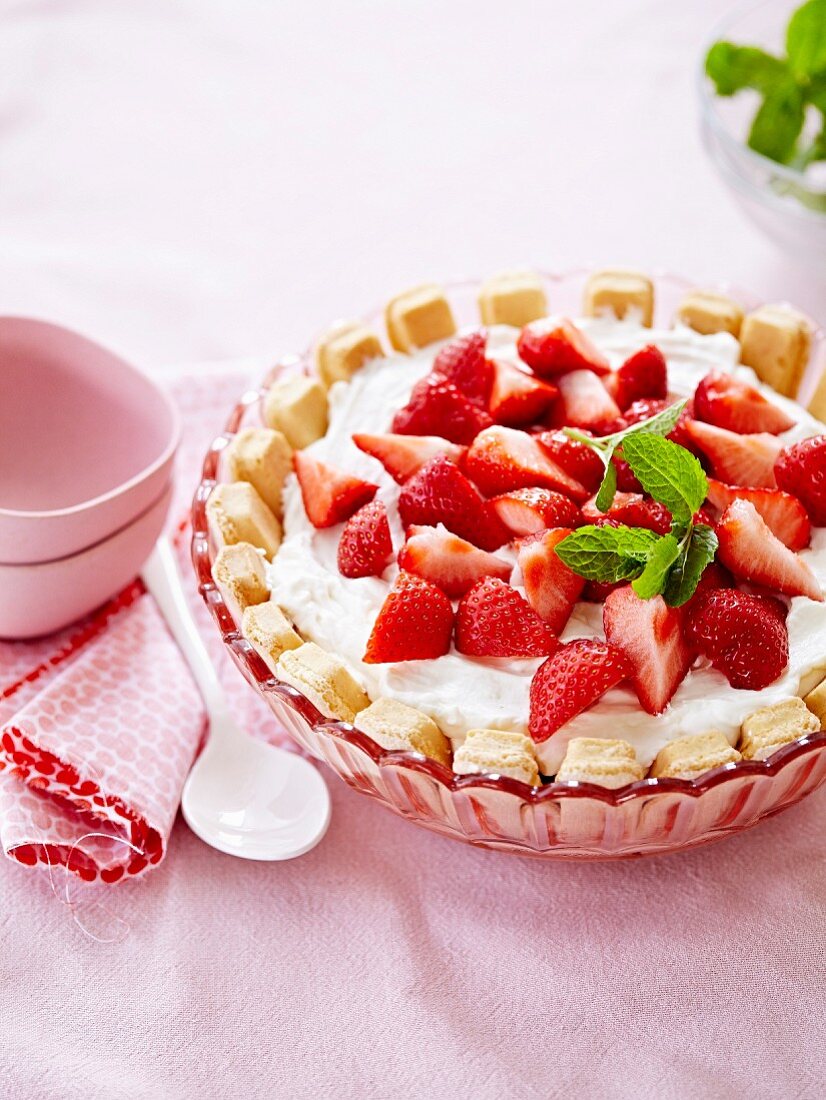 Charlotte-style strawberry cake