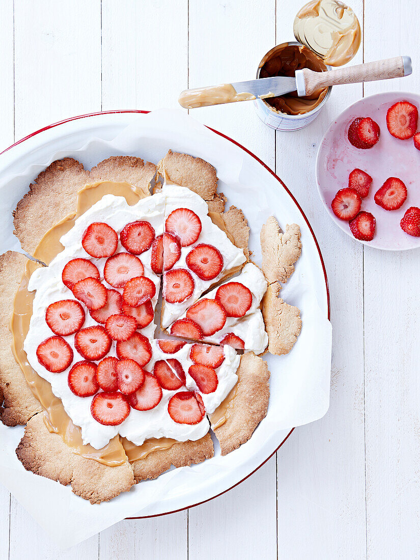 Shortcrust cake with dulce de leche, cream and strawberries