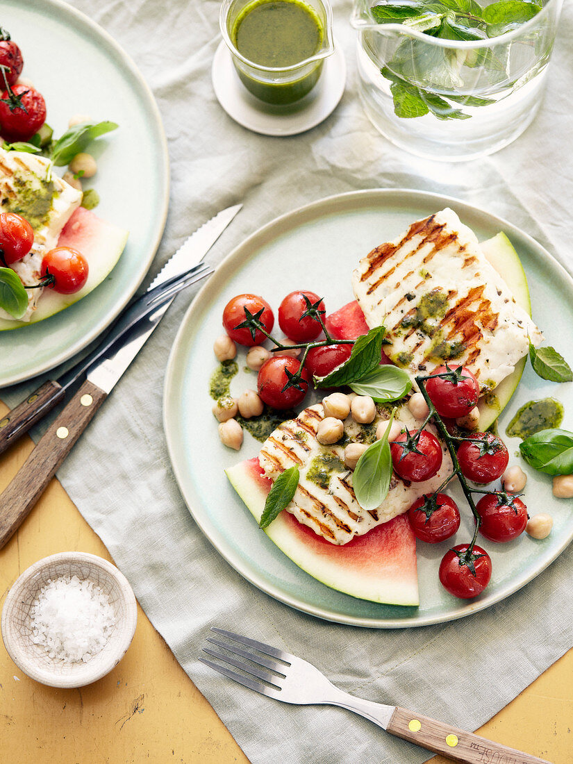 Gegrillter Halloumi mit Wassermelone, gerösteten Kirschtomaten und Kichererbsen