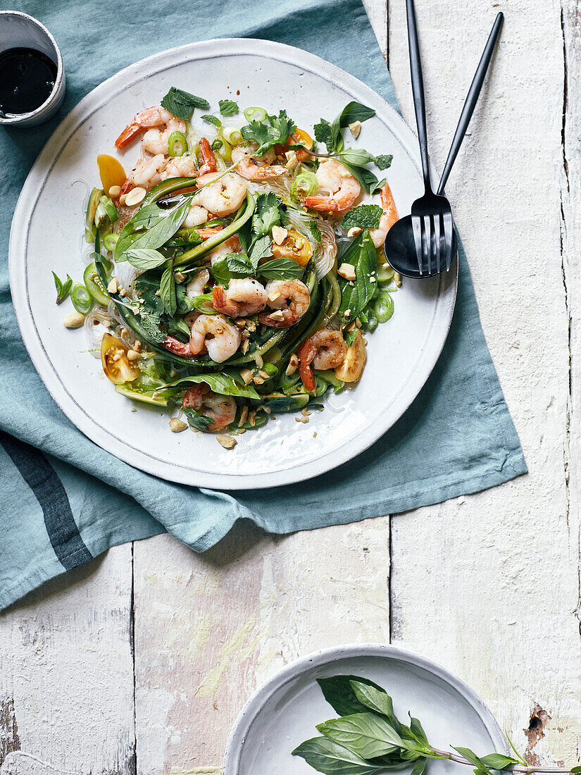 Gurkensalat mit Garnelen, gelben Kirschtomaten und asiatischen Kräutern