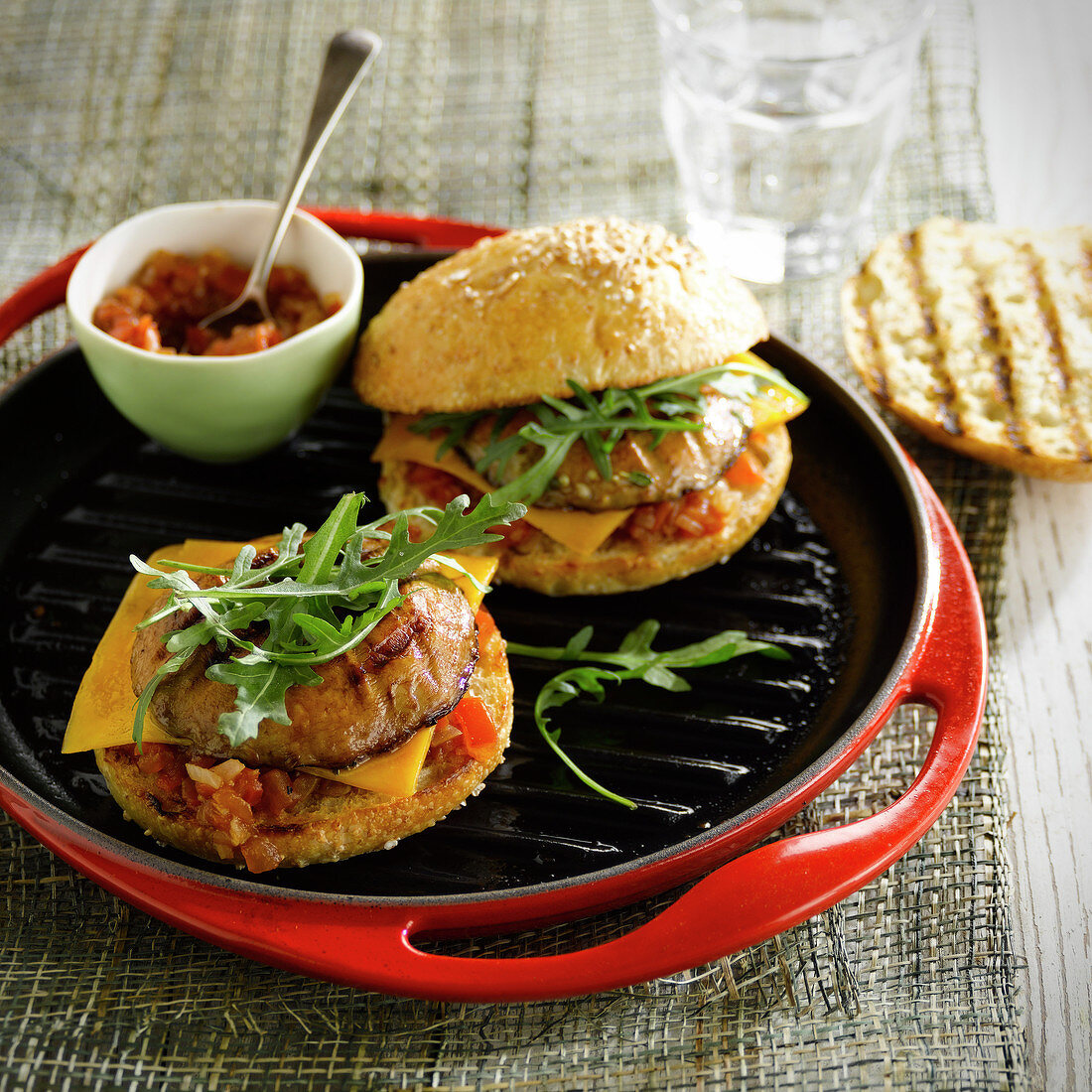 Veggie-Burger mit Auberginen und Tomaten (vegetarisch)