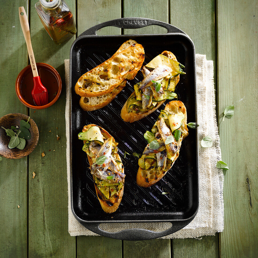 Crostini mit gegrillten Sardellen und Zucchini