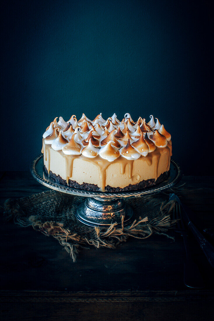 Iced caramel cheesecake with meringue