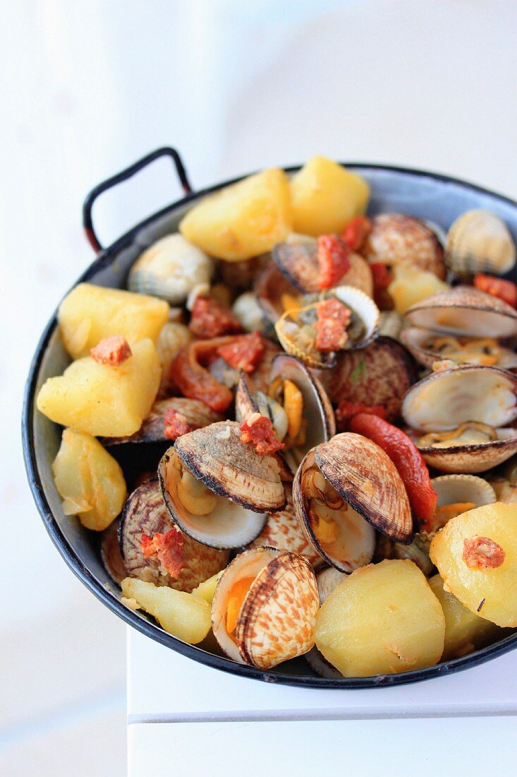 Clams with potatoes and confit tomatoes à la galicienne