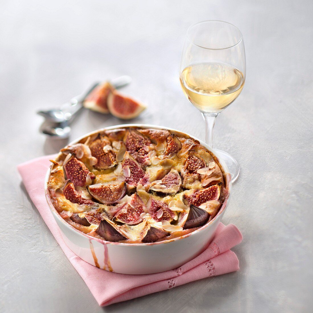 Gratin of figs with honey, glass of white wine