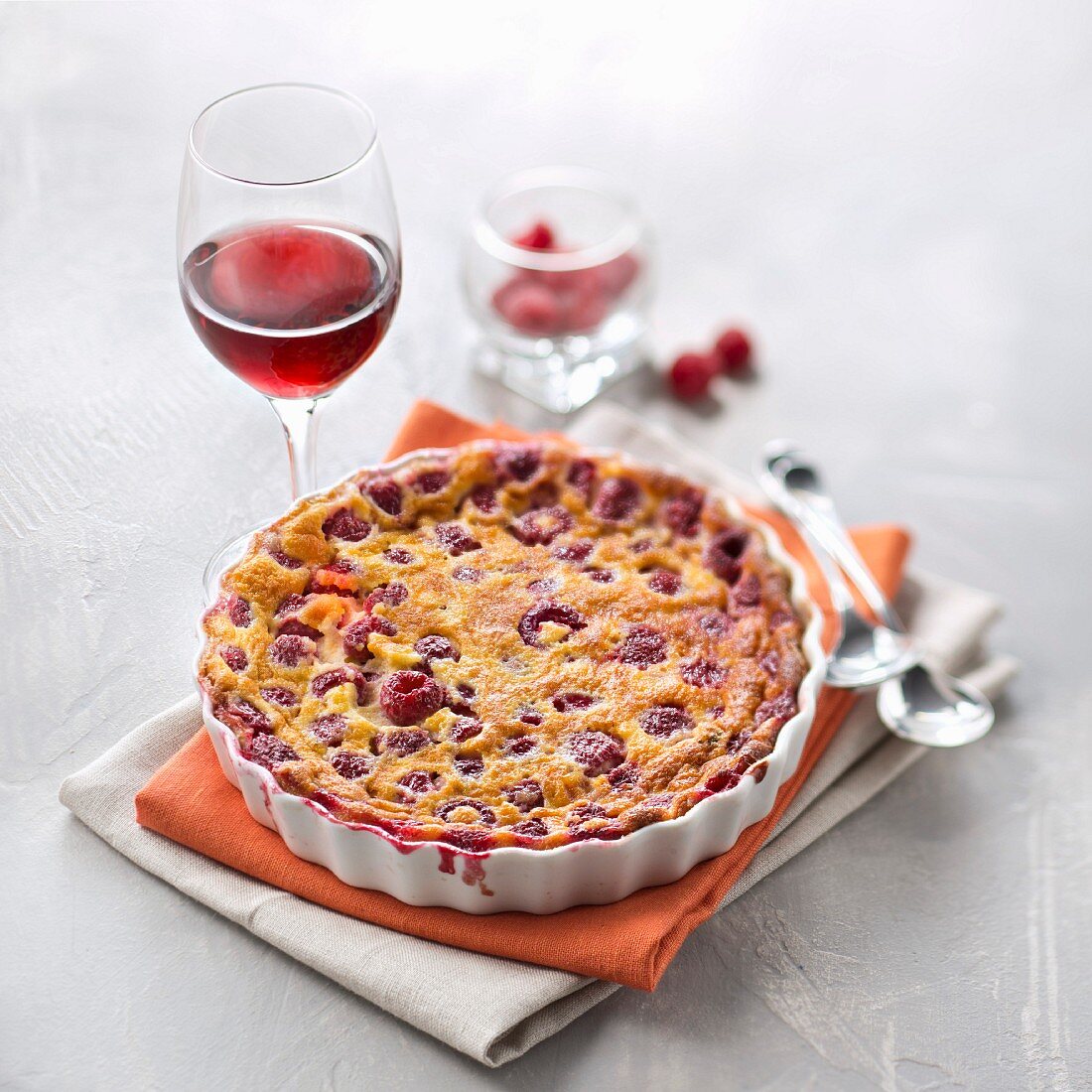 Himbeer-Clafoutis, Glas Rotwein