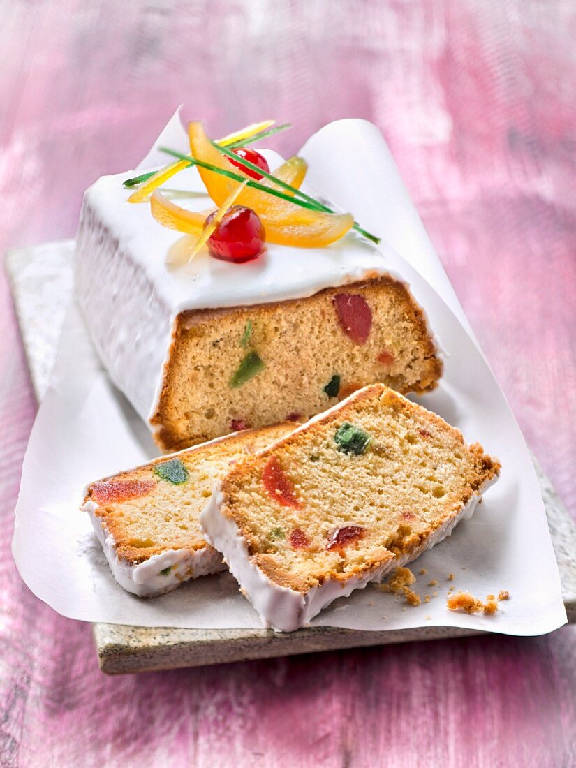 Quatre-quarts (traditional sponge cake) with spices and candied fruit
