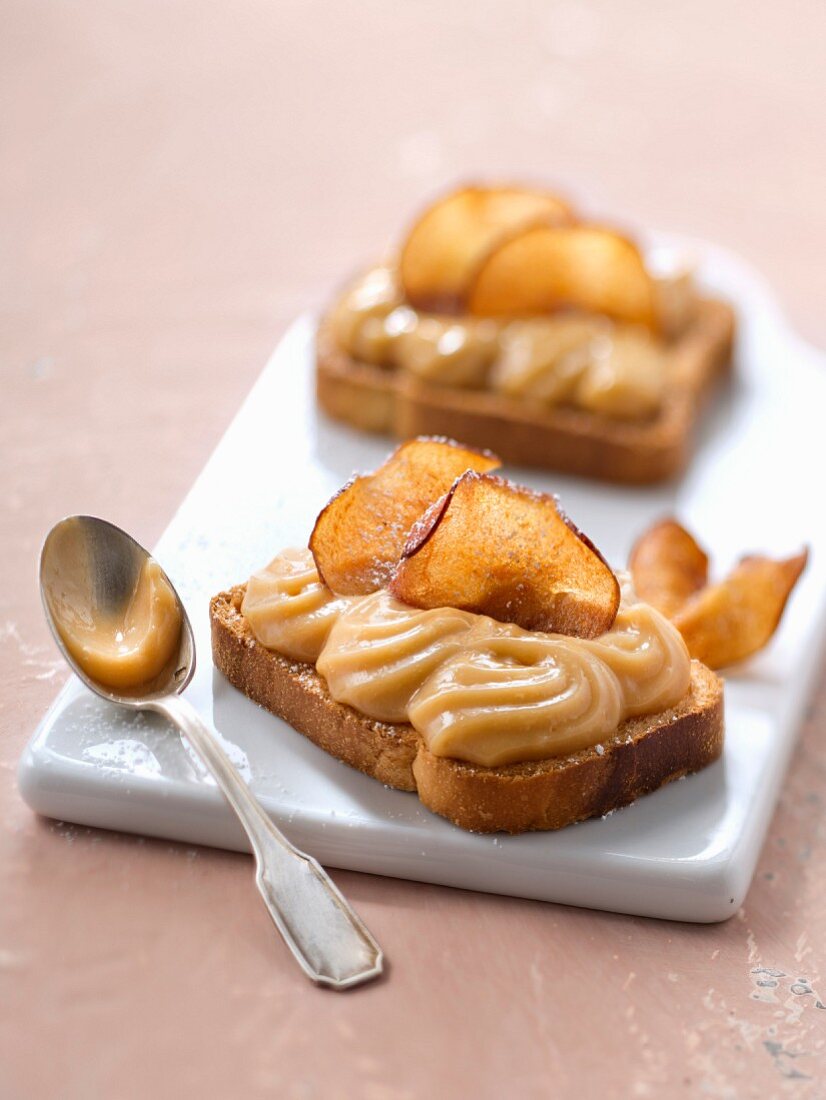 Crunchy caramel custard tart with salted butter and apple chips