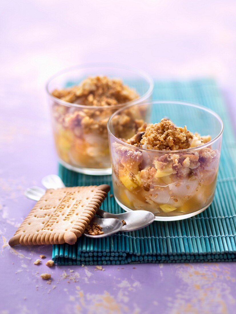 Dessert mit Litschi, Mango und Butterkeksbröseln