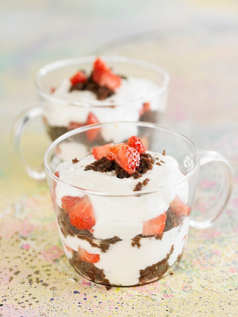 Joghurt mit Erdbeeren und zerbröselten Schwarzbier-Schokolade-Keksen