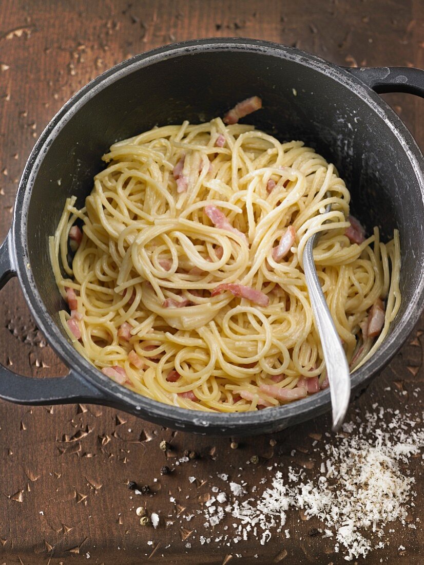 Spaghetti alla carbonara in a pot