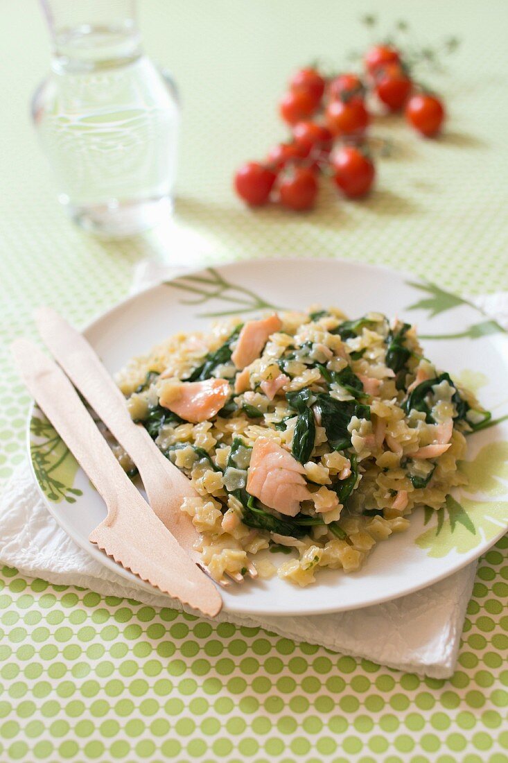 Star pasta with spinach and salmon
