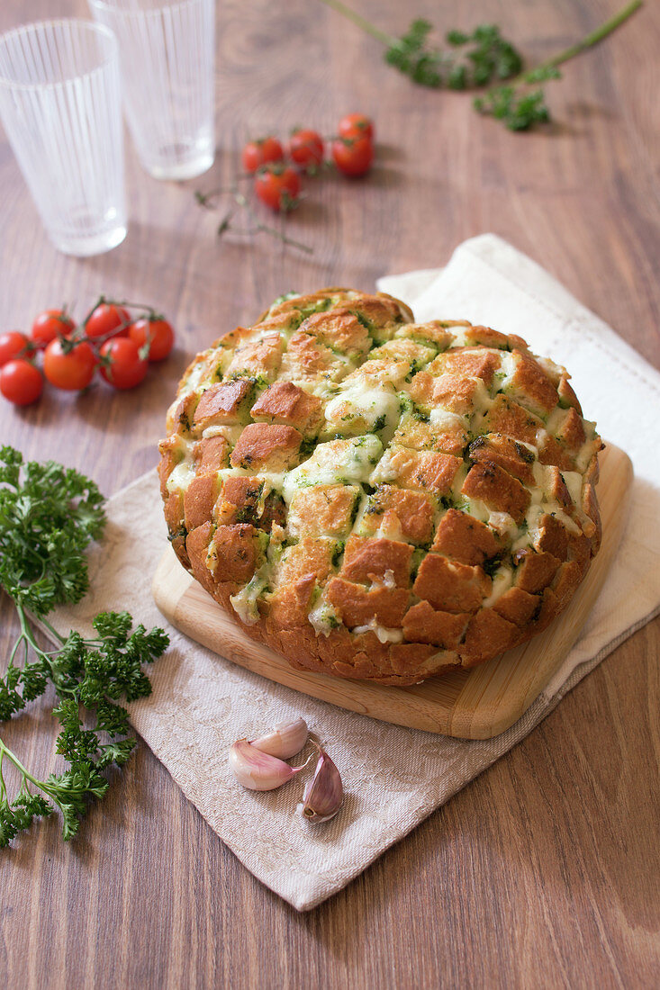 Gefülltes Brot mit Knoblauchbutter, Petersilie und Mozzarella