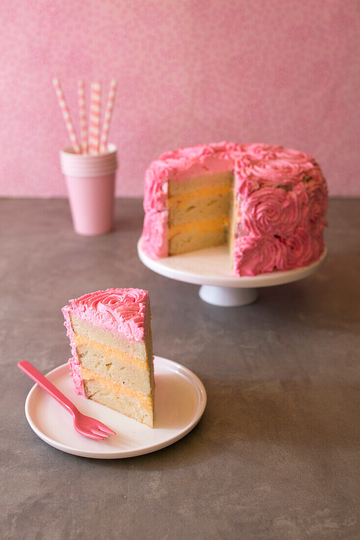 Schichttorte mit rosa Cremeverzierung