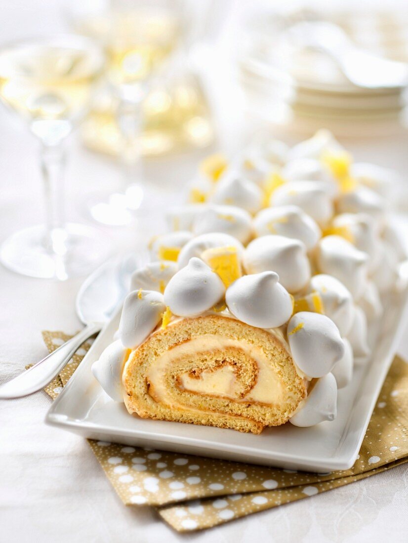 Buche (Französischer Baumstammkuchen) mit Zitronencreme und Baiser