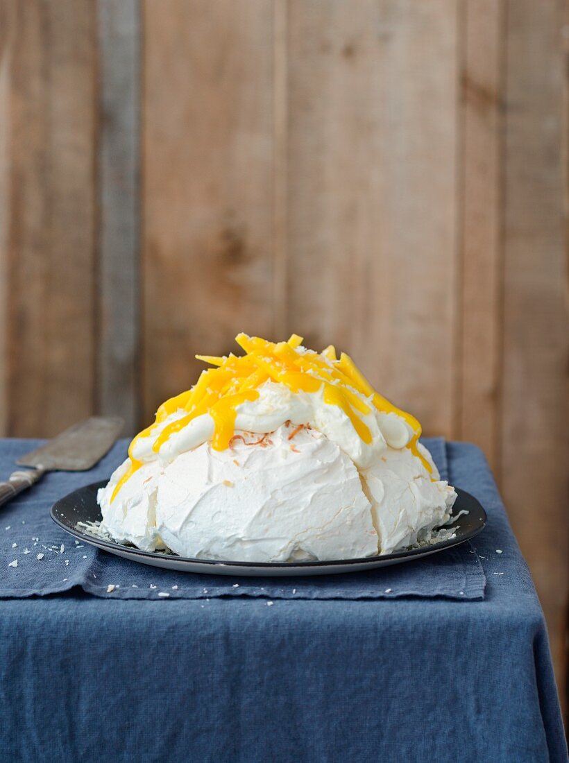 Pavlova mit Kokosnuss und Mango