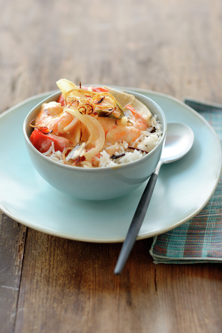 Basmati rice with spicy shrimps and onions