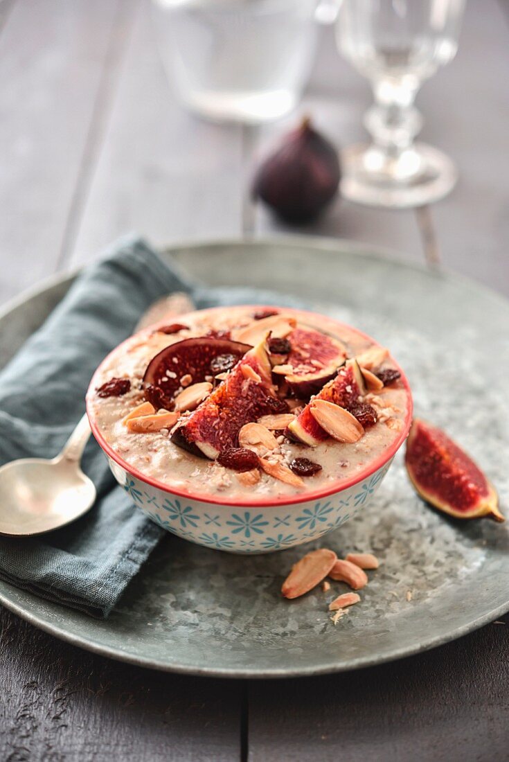 Fig and almond smoothie bowl