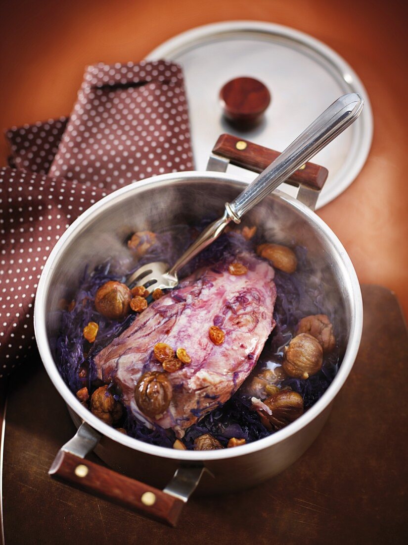 Geschmorte Schweineschulter mit Rotkohl, Kastanien und Rosinen