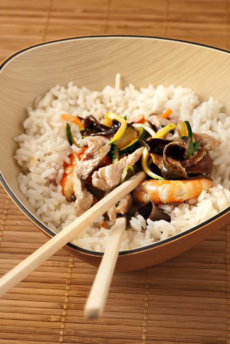 Reis mit Schweinefleisch, Garnelen, Gemüse und schwarzen Pilzen