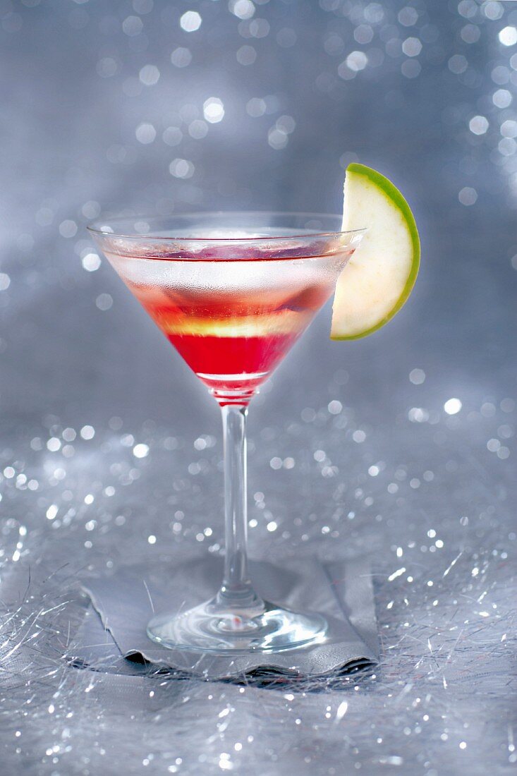 Cocktail mit Apfel und Zitrone